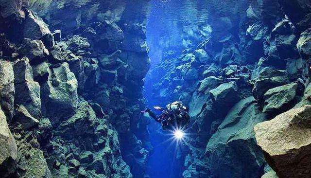 世界最深的海沟图片